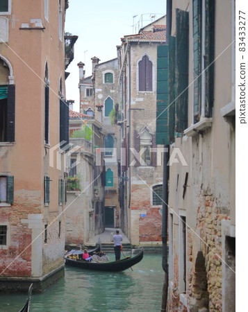 Venice cityscape and gondola 83433277
