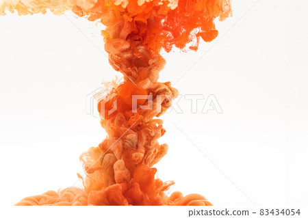 白色背景上的橙紅色煙霧 白色背景上的橙紅色煙霧 83434054
