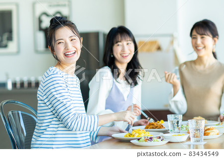 在一家咖啡館吃的年輕女子 83434549