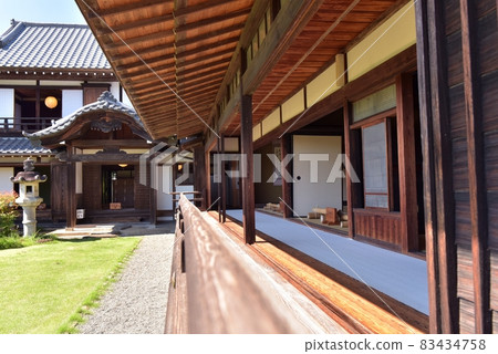 秋高氣爽的日高市駒子市古民居的陽台照片。 83434758