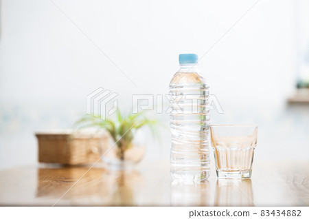 水瓶和玻璃 83434882
