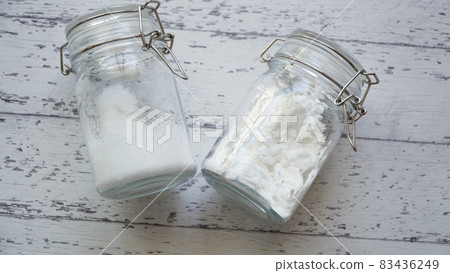 時尚瓶裝兩種白色粉末調味料的照片 時尚瓶裝兩種白色粉末調味料的照片 83436249