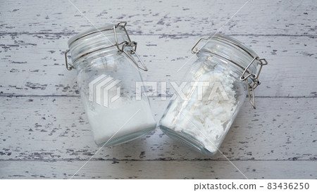 時尚瓶裝兩種白色粉末調味料的照片 83436250