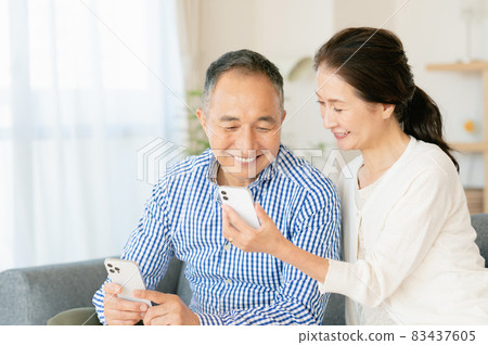 Senior couple using a smart phone 83437605