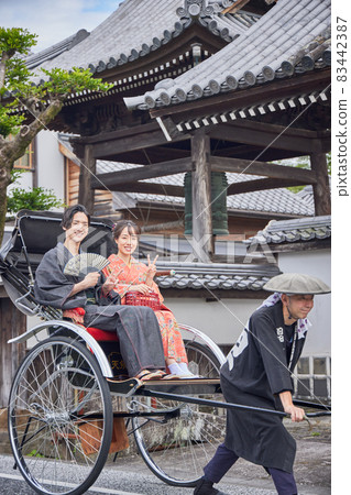 A young couple sightseeing in Mamedamachi, Hita City by rickshaw [Photographing cooperation Hita City Tourism Association] 83442387