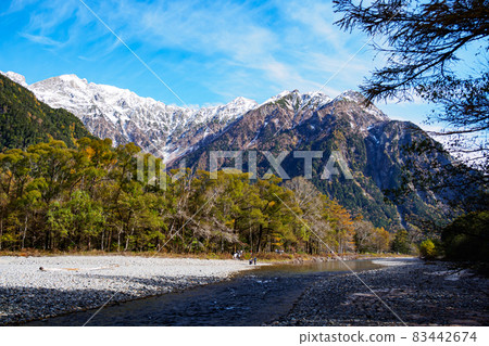 長野縣松本市風景名勝中部山國立公園上高地(秋季) 長野縣松本市風景名勝中部山國立公園上高地(秋季) 83442674