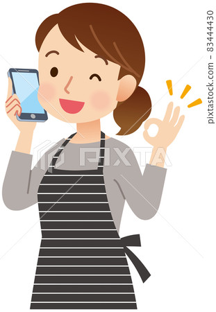 有圍裙的女性主婦談話在電話面部表情姿勢 83444430