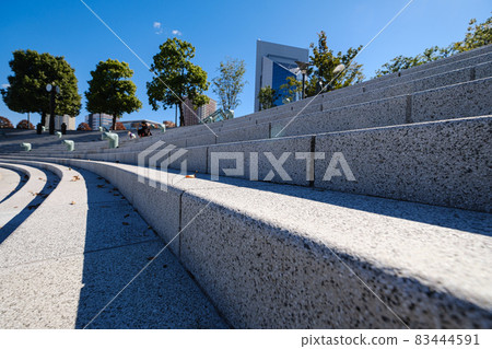 川口縣川口市秋日的川口西口公園、寬闊的樓梯和城市景觀 川口縣川口市秋日的川口西口公園、寬闊的樓梯和城市景觀 83444591