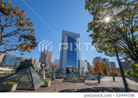 川口西口公園和秋日晴朗的埼玉縣川口市街景 川口西口公園和秋日晴朗的埼玉縣川口市街景 83444596
