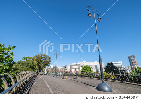 川口西口公園和秋日晴朗的埼玉縣川口市街景 川口西口公園和秋日晴朗的埼玉縣川口市街景 83444597