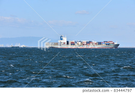開往名古屋港的集裝箱船 開往名古屋港的集裝箱船 83444797