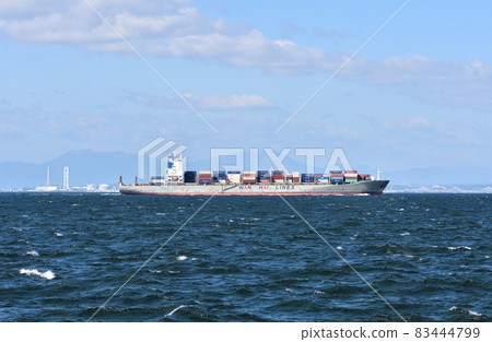 開往名古屋港的集裝箱船 83444799