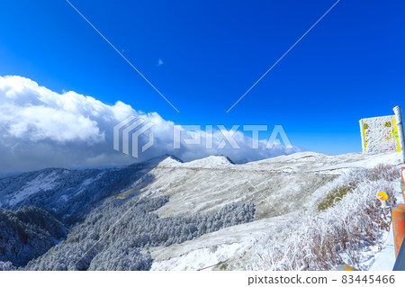 Snowing in Hehuan Mountain Snowing in Hehuan Mountain 83445466