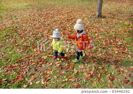 Sister and brother playing in the autumn park 83446292
