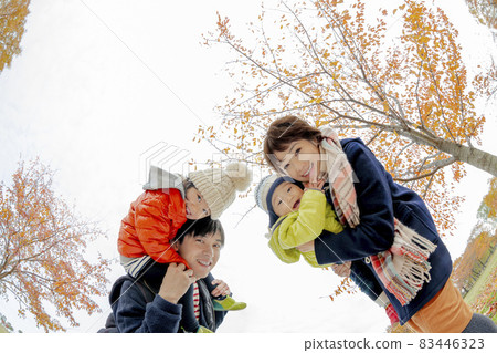 四個人在秋天公園玩 83446323