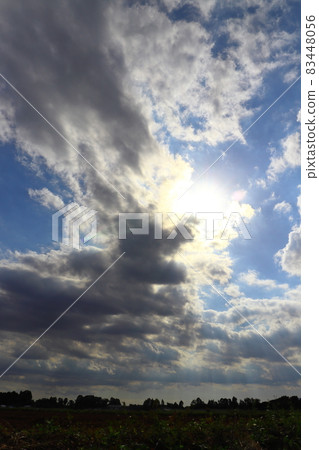 秋天的藍天太陽雲場 秋天的藍天太陽雲場 83448056