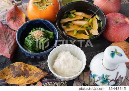 節食時的早餐是少鹽的低熱量菜單。吃富含膳食纖維的小松蘑菇長島。 節食時的早餐是少鹽的低熱量菜單。吃富含膳食纖維的小松蘑菇長島。 83448345