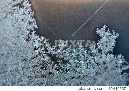 由於寒冷，窗戶上的霜晶 83450267