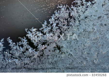 由於寒冷，窗戶上的霜晶 83450268