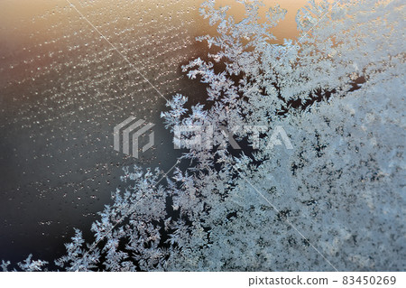 由於寒冷，窗戶上的霜晶 83450269