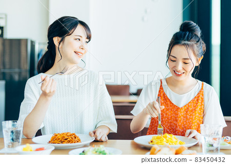 在咖啡館吃午餐的年輕女人 83450432