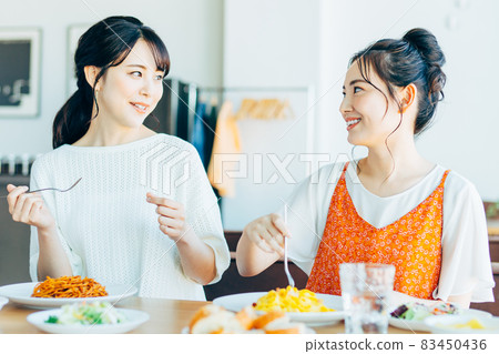 Young woman eating lunch at a cafe 83450436