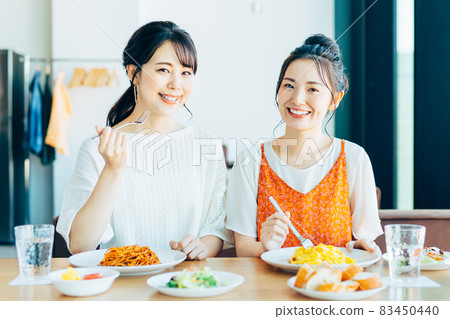 在咖啡館吃午餐的年輕女人 83450440