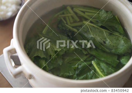 Boil spinach Boil spinach 83450942