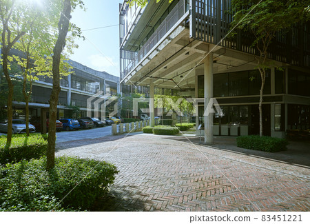 Empty footpath with modern office building 83451221