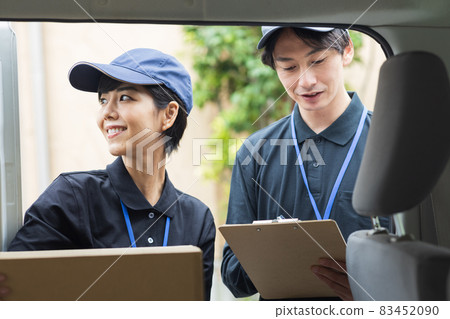 可愛的司機提著行李 83452090