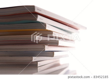 隨意堆放的雜誌 83452185