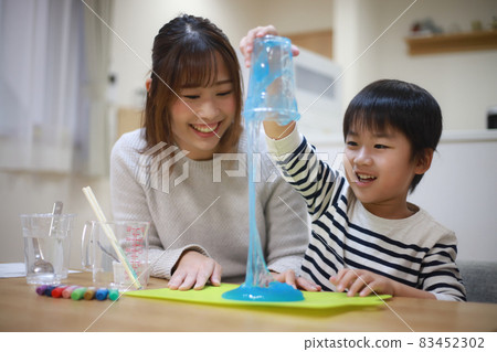 Parent and child making slime 83452302