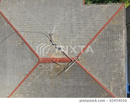 獨立屋殖民屋頂粉刷前無人機拍下屋頂劣化情況的施工前檢查照片 獨立屋殖民屋頂粉刷前無人機拍下屋頂劣化情況的施工前檢查照片 83454016