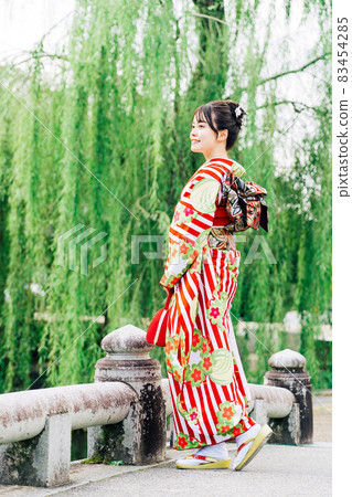 長袖和服的女人 83454285