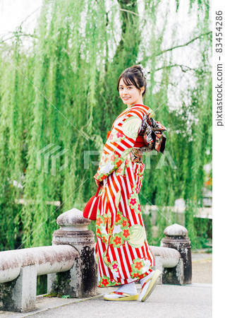長袖和服的女人 83454286