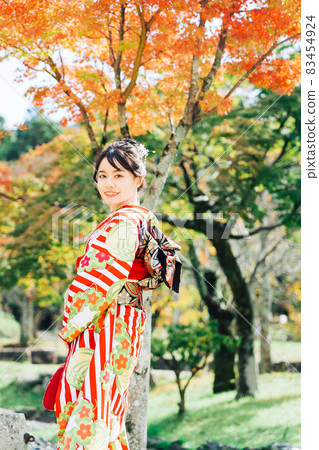 有秋葉和振袖的婦女 83454924
