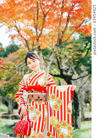 Women with autumn leaves and furisode 83454925