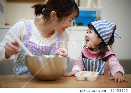 Parents and children making sweets 83455525