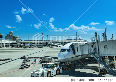連接到沖繩那霸機場拖車的等待飛機 連接到沖繩那霸機場拖車的等待飛機 83456558