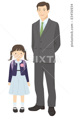 新生女孩和爸爸肩並肩站著 83456934