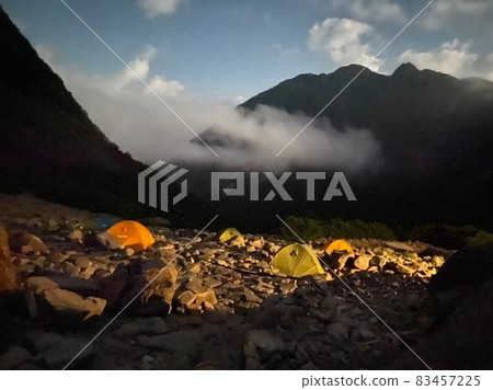 活潑的Hutte 活潑的Hutte 83457225