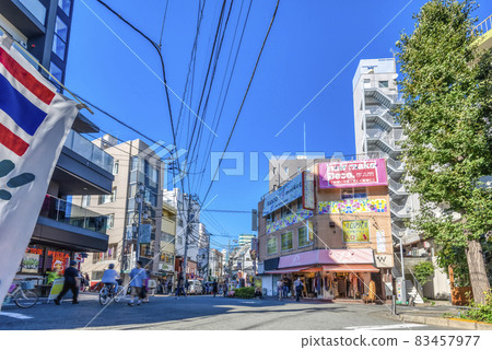 東京下北澤商店街世田谷的街景 83457977