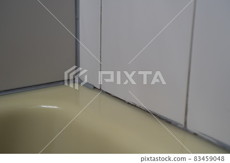 State of caulking peeling in the bathroom 83459048