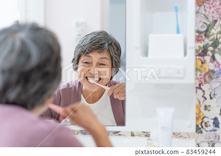 奶奶在浴室刷牙 83459244