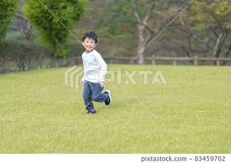 4-year-old boy running around the lawn 83459702