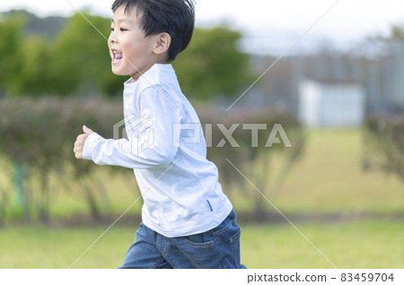 4-year-old boy running around the lawn 83459704