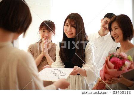 婦女在工作中向受贈人贈送禮物 婦女在工作中向受贈人贈送禮物 83460118