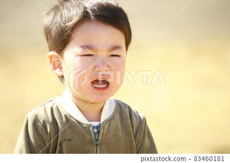 哭泣的男孩 83460181