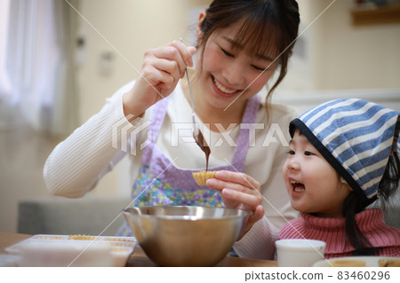 Parents and children making sweets 83460296