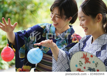 有溜溜球的女人 83460944